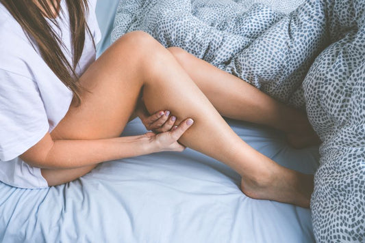 Dolor de piernas por la noche: qué hacer para dormir bien