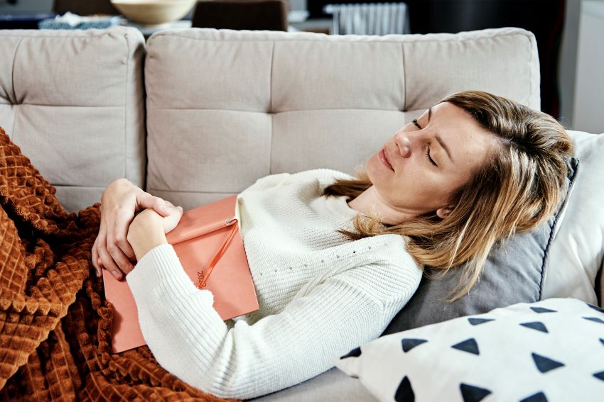 Dormir en el sofá: por qué te lo desaconsejamos